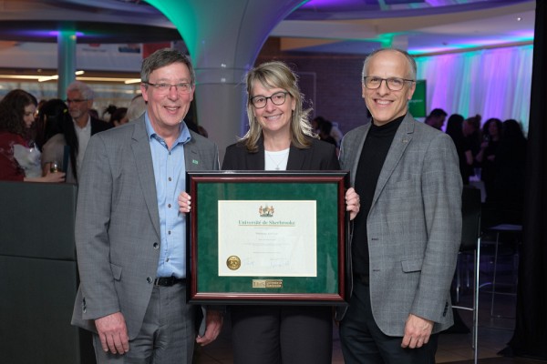 Julie Lane est professeure au D&eacute;partement d&rsquo;&eacute;tudes en adaptation scolaire et sociale de la Facult&eacute; d&rsquo;&eacute;ducation, et chercheuse &agrave; l'Institut universitaire de premi&egrave;re ligne en sant&eacute; et services sociaux et au Centre de recherche sur le vieillissement. Elle est laur&eacute;ate du prix Tremplin en recherche et cr&eacute;ation dans la cat&eacute;gorie Sciences humaines et sociales.