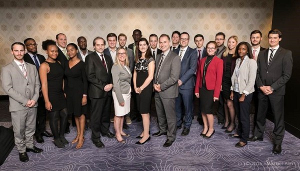Fran&ccedil;ois Coderre, Doyen de l'&Eacute;cole de gestion de l'UdeS, Mme Johanne Brousseau, Directrice, Dons, Commandites et Gestion de la marque au Mouvement Desjardins, Pre Claudia Champagne, Pr Frank Coggins, en compagnie de la cohorte &eacute;tudiante de la Ma&icirc;trise en administration, concentration finance.