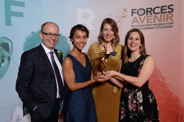 M. Bernard Labelle, vice-pr&eacute;sident principal, Ressources humaines mondiales et Institut de leadership chez CGI, Maude Lizaire, Sophie Rochette et Marie-Eve Boulanger, membres du projet Conf&eacute;rence Femmes en Physique Canada 2018, laur&eacute;at du troph&eacute;e AVENIR dans la cat&eacute;gorie Sciences et applications technologiques.