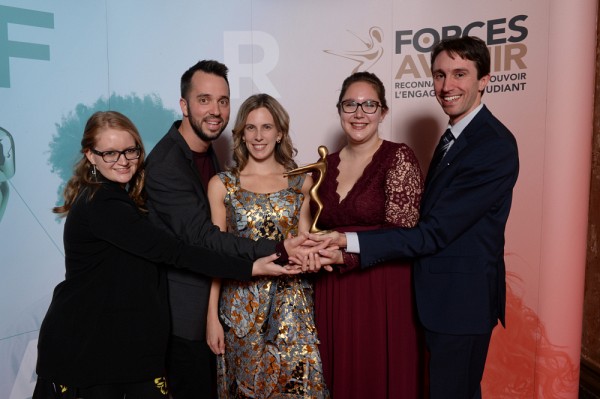 Mme Camille Proulx, pr&eacute;sidente chez R&eacute;seau COOPSCO / F&eacute;d&eacute;ration qu&eacute;b&eacute;coise des coop&eacute;ratives en milieu scolaire, en compagnie de J&eacute;r&ocirc;me C&ocirc;t&eacute;, Marie-Pierre Cyr, Camille Simard et&nbsp; Marc-Andr&eacute; Dansereau, membres du projet Le Neuro-Show, laur&eacute;at du troph&eacute;e AVENIR dans la cat&eacute;gorie Soci&eacute;t&eacute;, communication et &eacute;ducation.