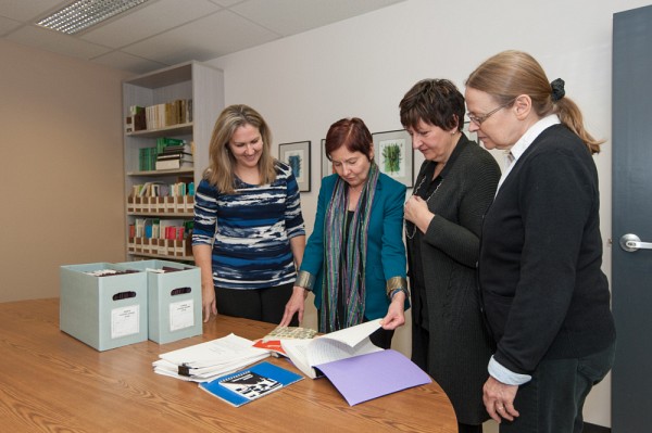 Louise Dupr&eacute; en compagnie de repr&eacute;sentantes de l'Universit&eacute; de Sherbrooke lors de son plus r&eacute;cent passage au Service des biblioth&egrave;ques et archives de l'Universit&eacute; de Sherbrooke.De gauche &agrave; droite : France Paul, directrice de section pour les Acquisitions et le traitement documentaire; l'auteure Louise Dupr&eacute;; Julie Fecteau, archiviste; et Pre Patricia Godbout, directrice du Centre Anne-H&eacute;bert.