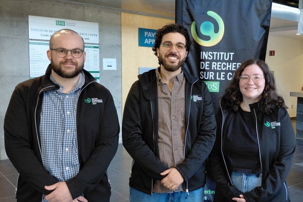 De gauche &agrave; droite :&nbsp;Jacob L&eacute;ger (membre du CASSI), Billel Djerir (gagnant du Prix) et Maude Hamilton (2e&nbsp;position). Absente sur la photo : Wiam El Kheir (3e&nbsp;position).