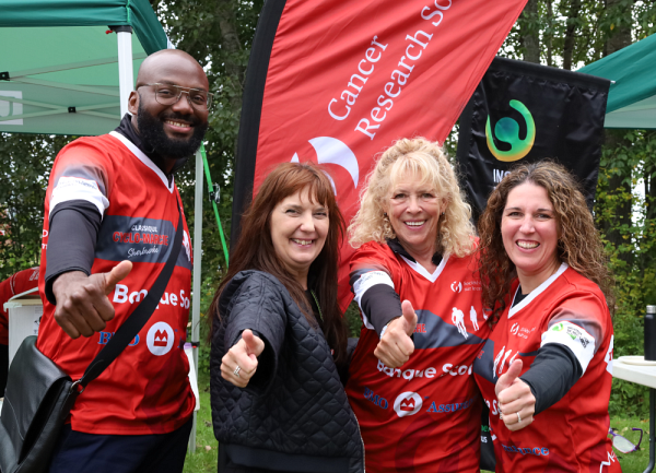 Nous remercions sinc&egrave;rement nos fid&egrave;les partenaires de la Soci&eacute;t&eacute; de recherche sur le cancer (de gauche &agrave; droite) :&nbsp;Koudjo Oni, directeur du d&eacute;veloppement des revenus, Manon Pepin, pr&eacute;sidente et cheffe de la direction, Manon&nbsp;De&nbsp;Arburn, conseill&egrave;re aux &eacute;v&egrave;nements, et Patricia&nbsp;Soulard, conseill&egrave;re au d&eacute;veloppement des &eacute;v&eacute;nements