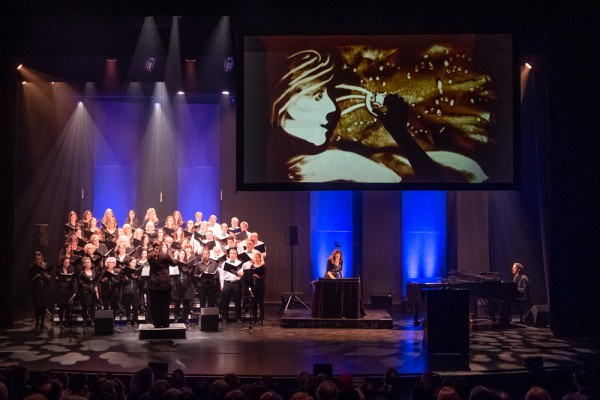 Des membres du Ch&oelig;ur Campus ainsi que l&rsquo;artiste Jos&eacute;e Courtemanche, qui pratique le dessin dans le sable, ont uni leurs talents pour en mettre plein la vue aux convives.