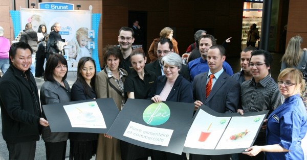 La rectrice de l'UdeS, Luce Samoisette, et la vice-rectrice au Campus de Longueuil, Lyne Bouchard, en compagnie des marchands de la FAC.