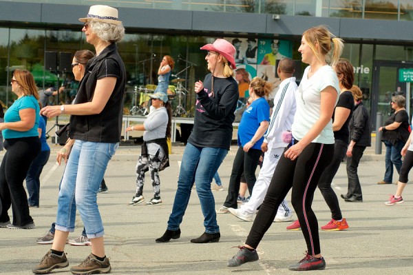 Deux types danse en grand groupe seront offerts : la danse africaine avec 4 musiciens et la danse Gumboots, qui se pratique avec des bottes de caoutchoucs (ou des espadrilles)