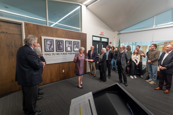 Plusieurs personnes se sont r&eacute;unies &agrave; l'occasion du d&eacute;voilement du nouveau toponyme en l'honneur de Yves Martin.