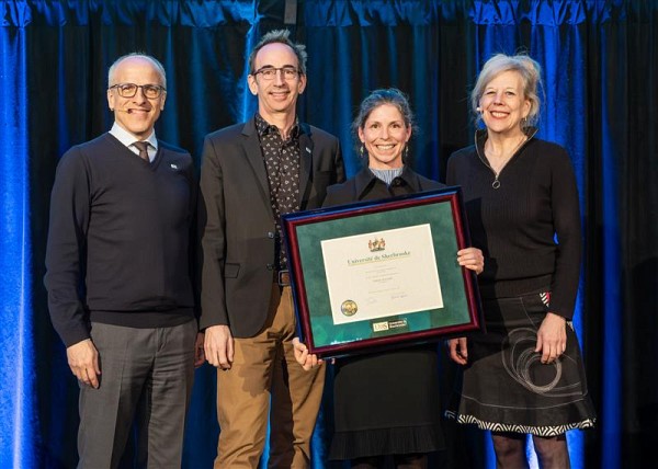 Isabelle Arsenault, accompagn&eacute;e du recteur, Pierre Cossette, du doyen de la Facult&eacute; de g&eacute;nie, Jean Proulx, et de la vice-rectrice aux &eacute;tudes, Christine Hudon.