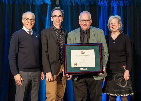 Pierre Labossi&egrave;re, accompagn&eacute; du recteur, Pierre Cossette, du doyen de la Facult&eacute; de g&eacute;nie, Jean Proulx, et de la vice-rectrice aux &eacute;tudes, Christine Hudon.