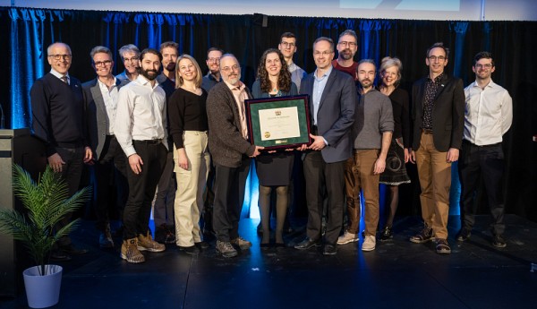 Plusieurs membres de l'&eacute;quipe des projets majeurs de conception (PMC) de la Facult&eacute; de g&eacute;nie : Luc Fr&eacute;chette, Alain Desrochers, C&eacute;derick Landry, David Rancourt, Karina Lebel, Junior Lagrandeur, Jean-S&eacute;bastien Plante, Audrey Boucher-Genesse, Gabriel Lauzier, Fran&ccedil;ois Michaud, Fran&ccedil;ois Grondin, David Foley, Cl&eacute;ment Ouellet-L&eacute;veill&eacute;, accompagn&eacute;s du recteur, Pierre Cossette, de la vice-rectrice aux &eacute;tudes, Christine Hudon, et du doyen de la Facult&eacute; de g&eacute;nie, Jean Proulx. L&rsquo;&eacute;quipe compl&egrave;te est compos&eacute;e de 33 personnes enseignantes.