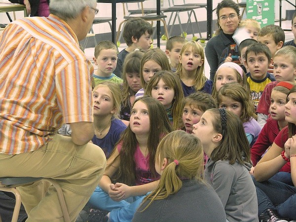 Un conteur de la r&eacute;gion a captiv&eacute; les &eacute;l&egrave;ves lors de la tenue du Salon du livre.