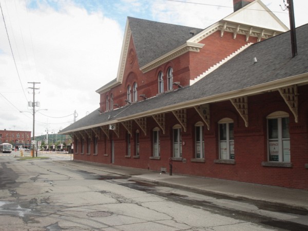 Le Siboire D&eacute;p&ocirc;t voit le jour le 5 novembre 2007 dans un b&acirc;timent patrimonial qui abritait autrefois une station de train &agrave; Sherbrooke.