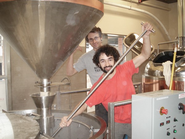 En 2007, Jonathan et Pierre-Olivier effectuaient leurs premi&egrave;res brasses avec l'&eacute;quipement nouvellement acquis, quelques mois avant l&rsquo;ouverture de leur premi&egrave;re succursale. 