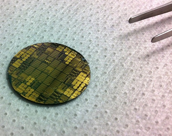 Cette gaufre de semi-conducteurs fabriqu&eacute;e dans les laboratoire de l&rsquo;Universit&eacute; de Sherbrooke met &agrave; profit le GaN.