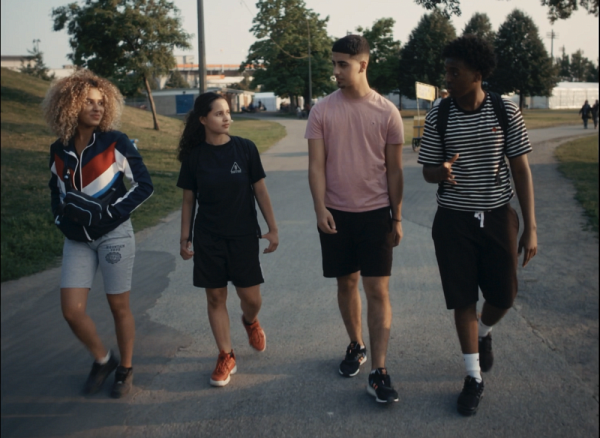 Le film Les rayons gamma d&rsquo;Henry Bernadet est une com&eacute;die dramatique mettant en vedette des jeunes du quartier Saint-Michel &agrave; Montr&eacute;al.