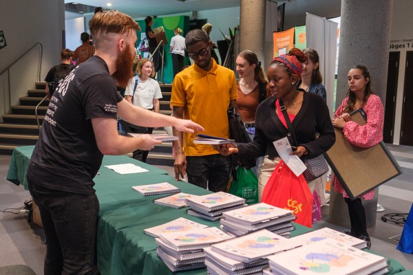 C&rsquo;est lors des Journ&eacute;es de la rentr&eacute;e que l&rsquo;agenda &eacute;tudiant est distribu&eacute; sur les trois campus par les membres de la F&eacute;d&eacute;ration &eacute;tudiante de l'Universit&eacute; de Sherbrooke (FEUS) et le&nbsp;Regroupement &eacute;tudiant de ma&icirc;trise, dipl&ocirc;me et doctorat de l&rsquo;Universit&eacute; de Sherbrooke&nbsp;(REMDUS).