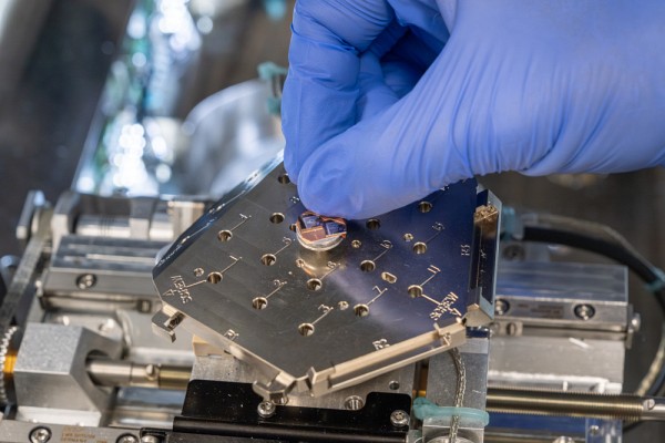 Un &eacute;chantillon est plac&eacute; sur la platine qui se retrouvera sous l'objectif du microscope &eacute;lectronique &agrave; balayage, pour capter des photographies &agrave; l'&eacute;chelle nanom&eacute;trique.