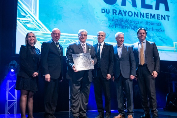 Madame Caroline Perron, Directrice de comptes pour la Personnelle, le pr&eacute;sident du conseil d&rsquo;administration de La Fondation de l&rsquo;Udes, Me Luc R. Borduas, le recteur de l&rsquo;Universit&eacute; de Sherbrooke, le Pr Pierre Cossette, le doyen de la FMSS, le Pr Dominique Dorion ainsi que pr&eacute;sident du conseil d&rsquo;administration de l&rsquo;UdeS, monsieur Vincent Joli-Coeur ont remis le prix au Grand Ambassadeur 2019.