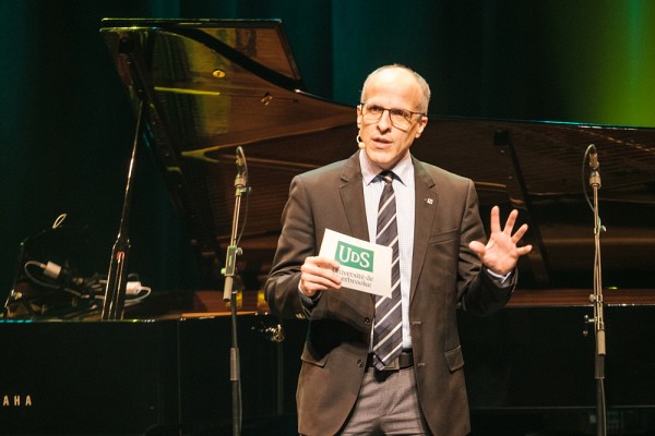 Le recteur, le Pr Pierre Cossette, soulignant le grand nombre de dossiers de candidature re&ccedil;us.