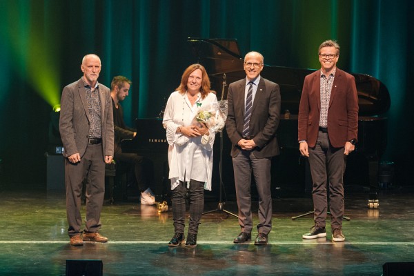 Suzanne Brouillette, accompagn&eacute;e du recteur, le Pr&nbsp;Pierre Cossette, et des deux coanimateurs de la soir&eacute;e, le Pr&nbsp;Patrik Doucet,&nbsp;vice-recteur aux ressources humaines et &agrave; la transformation num&eacute;rique, et le&nbsp;Pr&nbsp;Jean Goulet.