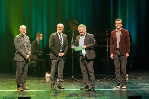 Luc Pinard, accompagn&eacute; du recteur, le Pr Pierre Cossette, et des deux coanimateurs de la soir&eacute;e, le Pr Patrik Doucet, vice-recteur aux ressources humaines et &agrave; la transformation num&eacute;rique, et le&nbsp;Pr Jean Goulet.