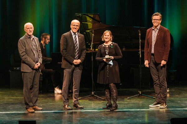 Sylvie St-Laurent, accompagn&eacute;e du recteur, le Pr&nbsp;Pierre Cossette, et des deux coanimateurs de la soir&eacute;e, le Pr&nbsp;Patrik Doucet,&nbsp;vice-recteur aux ressources humaines et &agrave; la transformation num&eacute;rique, et le&nbsp;Pr&nbsp;Jean Goulet.