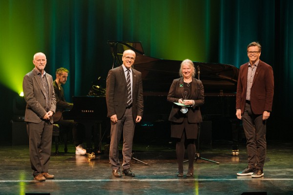 La Pre Th&eacute;r&egrave;se Audet, accompagn&eacute;e du recteur, le Pr&nbsp;Pierre Cossette, et des deux coanimateurs de la soir&eacute;e, le Pr&nbsp;Patrik Doucet,&nbsp;vice-recteur aux ressources humaines et &agrave; la transformation num&eacute;rique, et le&nbsp;Pr&nbsp;Jean Goulet.