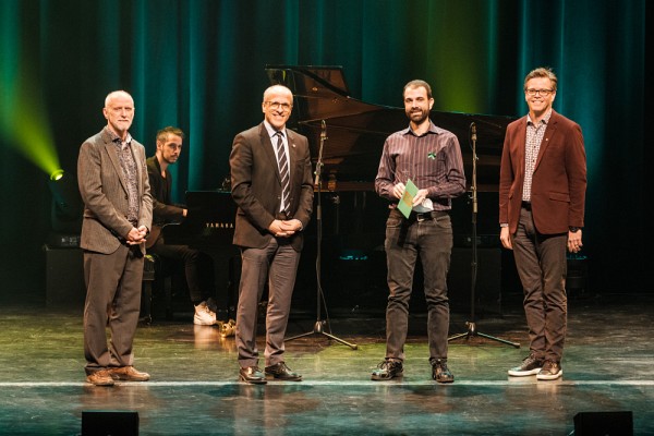 Pierre-Alexandre Turgeon, accompagn&eacute; du recteur, le Pr&nbsp;Pierre Cossette, et des deux coanimateurs de la soir&eacute;e, le Pr&nbsp;Patrik Doucet,&nbsp;vice-recteur aux ressources humaines et &agrave; la transformation num&eacute;rique, et le&nbsp;Pr&nbsp;Jean Goulet.