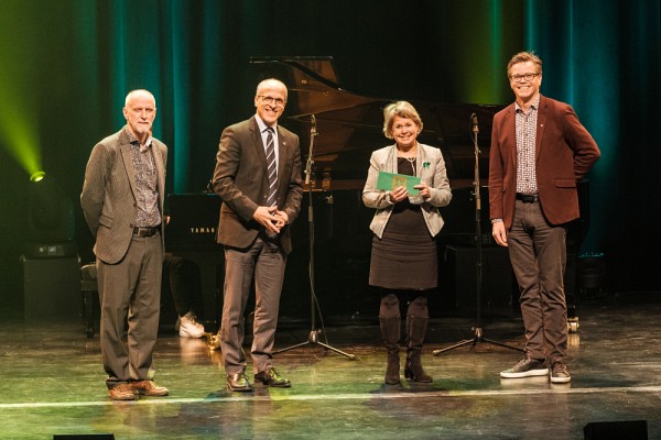 &Eacute;liane-Marie Gaulin, accompagn&eacute;e du recteur, le Pr&nbsp;Pierre Cossette, et des deux coanimateurs de la soir&eacute;e, le Pr&nbsp;Patrik Doucet,&nbsp;vice-recteur aux ressources humaines et &agrave; la transformation num&eacute;rique, et le&nbsp;Pr&nbsp;Jean Goulet.