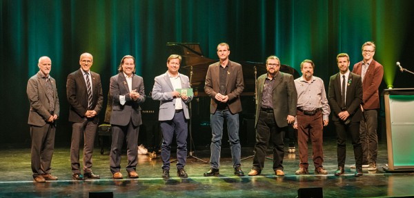 L'&eacute;quipe de la s&eacute;curit&eacute; informatique du STI, accompagn&eacute;e&nbsp;du recteur, le Pr&nbsp;Pierre Cossette, et des deux coanimateurs de la soir&eacute;e, le Pr&nbsp;Patrik Doucet,&nbsp;vice-recteur aux ressources humaines et &agrave; la transformation num&eacute;rique, et le&nbsp;Pr&nbsp;Jean Goulet.