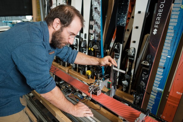 Le Pr Alexis Lussier Desbiens qui mesure les propri&eacute;t&eacute;s d'une paire de skis &agrave; l'aide de la machine d&eacute;velopp&eacute;e au 3IT.
