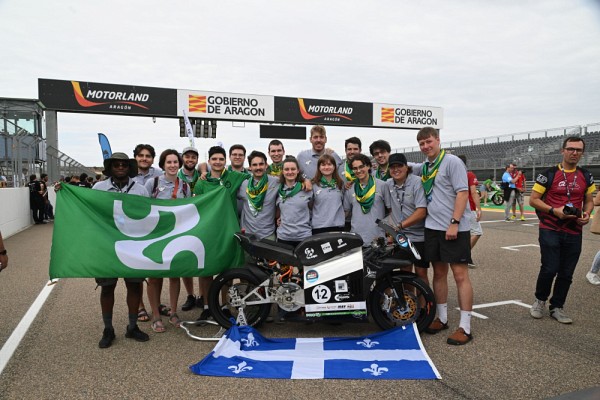 L&rsquo;&eacute;quipe EMUS, c&eacute;l&eacute;brant leur 13e rang mondial lors de l'&eacute;dition 2023&nbsp;de la comp&eacute;tition MotoStudent, disput&eacute;e sur le circuit&nbsp;Alca&ntilde;iz en Espagne.