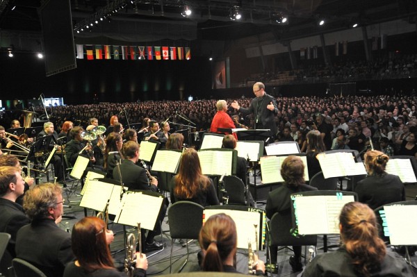 Lors du c&eacute;r&eacute;monial d'investiture, la foule a pu assister &agrave; une prestation musicale de la cantatrice Catherine-Elvira Chartier, accompagn&eacute;e par l&rsquo;Ensemble &agrave; vents de Sherbrooke.