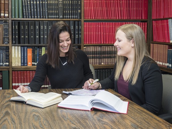 Jos&eacute;e Chartier et Florence Gauthier, &eacute;tudiante en droit et sciences de la vie.