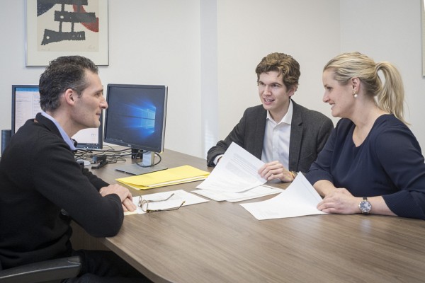 Patrick Mignault et D&eacute;borah Montambault-Trudelle, en compagnie de Jean-Christophe Imbeau, &eacute;tudiant en Droit-MBA.