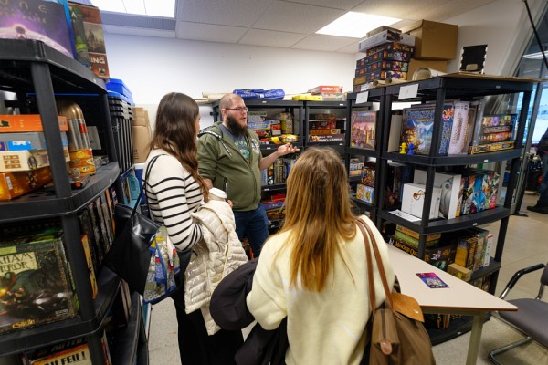 Les regroupements &eacute;tudiants du E1 &eacute;taient pr&eacute;sents pour pr&eacute;senter leur activit&eacute;. Ici, le Club de jeux de r&ocirc;le et de soci&eacute;t&eacute; de Sherbrooke, lors de la visite de son local.