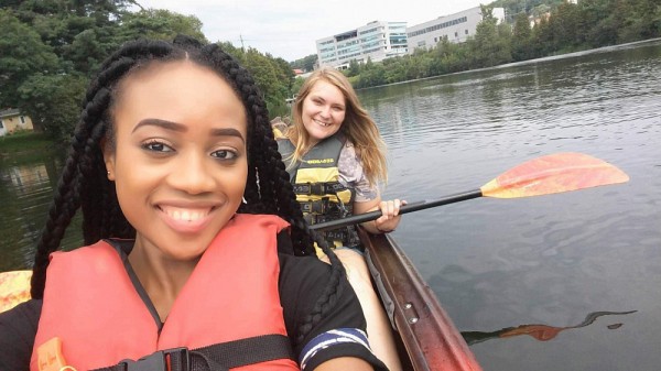 Melany avec sa&nbsp;filleule camerounaise lors de sa premi&egrave;re journ&eacute;e &agrave; Sherbrooke.