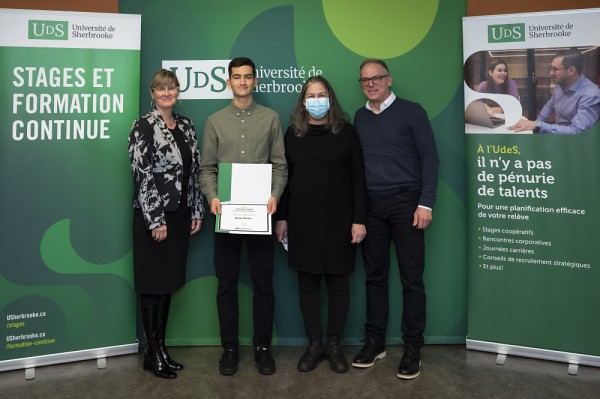 De gauche &agrave; droite : Isabelle Dionne, vice-rectrice aux &eacute;tudes et &agrave; la vie &eacute;tudiante, Noah Rivest, r&eacute;cipiendaire de la bourse D&eacute;veloppement durable, Sylvie Lamarche, conseill&egrave;re en d&eacute;veloppement professionnel, Jean-Fran&ccedil;ois Comeau, directeur du&nbsp;Centre universitaire de formation en environnement et d&eacute;veloppement durable (CUFE)