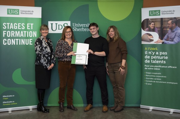 De gauche &agrave; droite : Isabelle Dionne, vice-rectrice aux &eacute;tudes et &agrave; la vie &eacute;tudiante, Annie M&eacute;nard, conseill&egrave;re en d&eacute;veloppement professionnel, Anthony Delisle, r&eacute;cipiendaire de la bourse D&eacute;fi, Suzanne Lalande, conseill&egrave;re au Programme pour l'inclusion des personnes &eacute;tudiantes en situation de handicap (PIPESH)