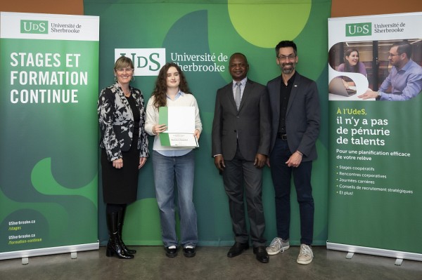 De gauche &agrave; droite : Isabelle Dionne, vice-rectrice aux &eacute;tudes et &agrave; la vie &eacute;tudiante, Florence Paquette, r&eacute;cipiendaire de la bourse Innovation, Michel Kinumbe Elungu, conseiller en d&eacute;veloppement professionnel, Jonathan Genest, vice-recteur adjoint