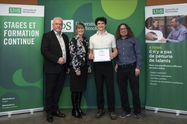 De gauche &agrave; droite : Alain Tremblay, directeur g&eacute;n&eacute;ral du SSDP, Isabelle Dionne, vice-rectrice aux &eacute;tudes et &agrave; la vie &eacute;tudiante, F&eacute;lix Malhaire, r&eacute;cipiendaire de la bourse Ambassadeur, Guillaume Veux, conseiller en d&eacute;veloppement professionnel