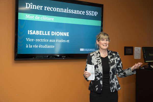 Isabelle Dionne, vice-rectrice aux &eacute;tudes et &agrave; la vie &eacute;tudiante a donn&eacute; le mot de la fin lors du d&icirc;ner reconnaisance SSDP