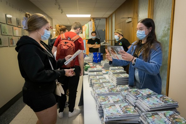 Distribution de l'agenda &eacute;tudiant par des membres de la FEUS au Campus de la sant&eacute; le 24 ao&ucirc;t 2022.