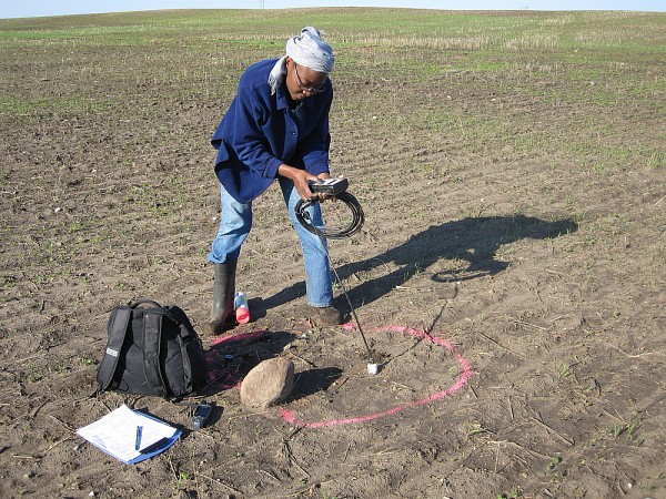 Ramata Magagi effectue une mesure avec une sonde d'humidit&eacute;.