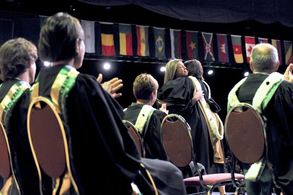 La foule a exprim&eacute; ses condol&eacute;ances &agrave; la conjointe de Philippe Bernier-Dodier lors de la remise d&rsquo;un dipl&ocirc;me de doctorat &agrave; titre posthume.