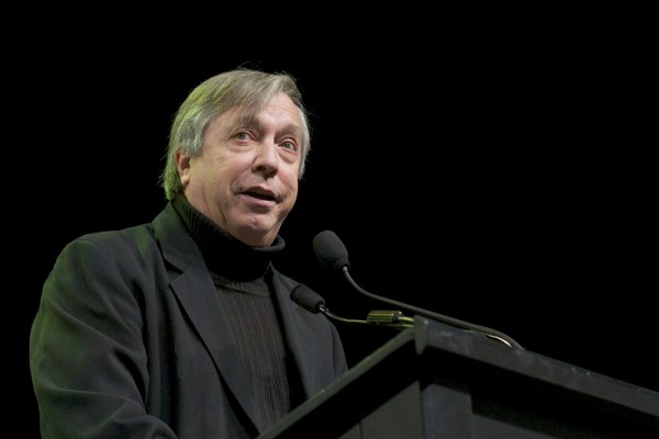 Le com&eacute;dien Normand Chouinard lisant le texte lyrique du c&eacute;r&eacute;monial d&rsquo;investiture.