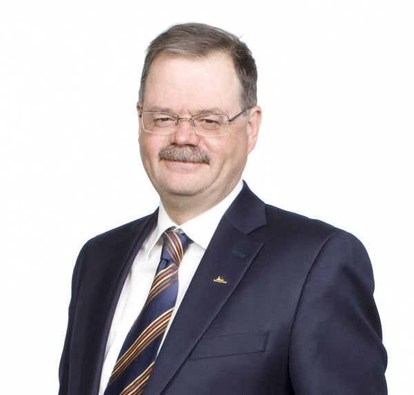 Robert F. Hall, dipl&ocirc;m&eacute; de la Facult&eacute; de droit