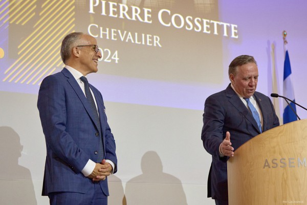 Le recteur en pr&eacute;sence du premier ministre, Fran&ccedil;ois Legault, lors de la remise d'insigne