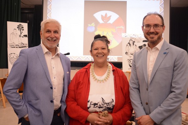 Alain Hade, membre du Cabinet de campagne de la Campagne majeure&nbsp;Choisir de changer l&rsquo;avenir, en compagnie de Karine Echaquan, conteuse et gu&eacute;risseuse atikamekw, et S&eacute;bastien Vachon, vice-pr&eacute;sident, r&eacute;gion du Qu&eacute;bec &agrave; la Soci&eacute;t&eacute; Financi&egrave;re Definity