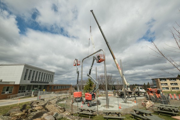 Fruit d'un important don de la Fondation Sandra et Alain Bouchard pour le d&eacute;ploiement de la Strat&eacute;gie des arts et de la culture &agrave; l'UdeS, une &oelig;uvre magistrale conceptualis&eacute;e par l'&eacute;minent duo d'artistes Cooke-Sasseville est en cours d'installation au Campus principal. La contribution philanthropique de la professeure Faucher permettra d'am&eacute;nager un parcours artistique en marge de cette &oelig;uvre.